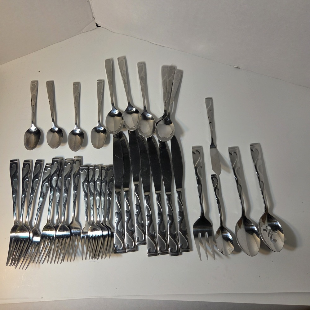 Oneida Stainless Tuscany Flatware Knives, Forks, Spoons, 35 Serving PCs